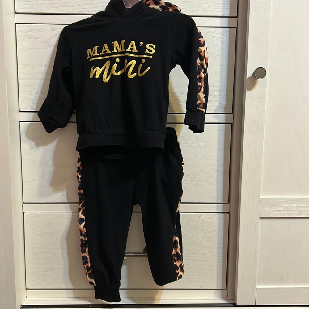 Mama’s mini sweatsuit